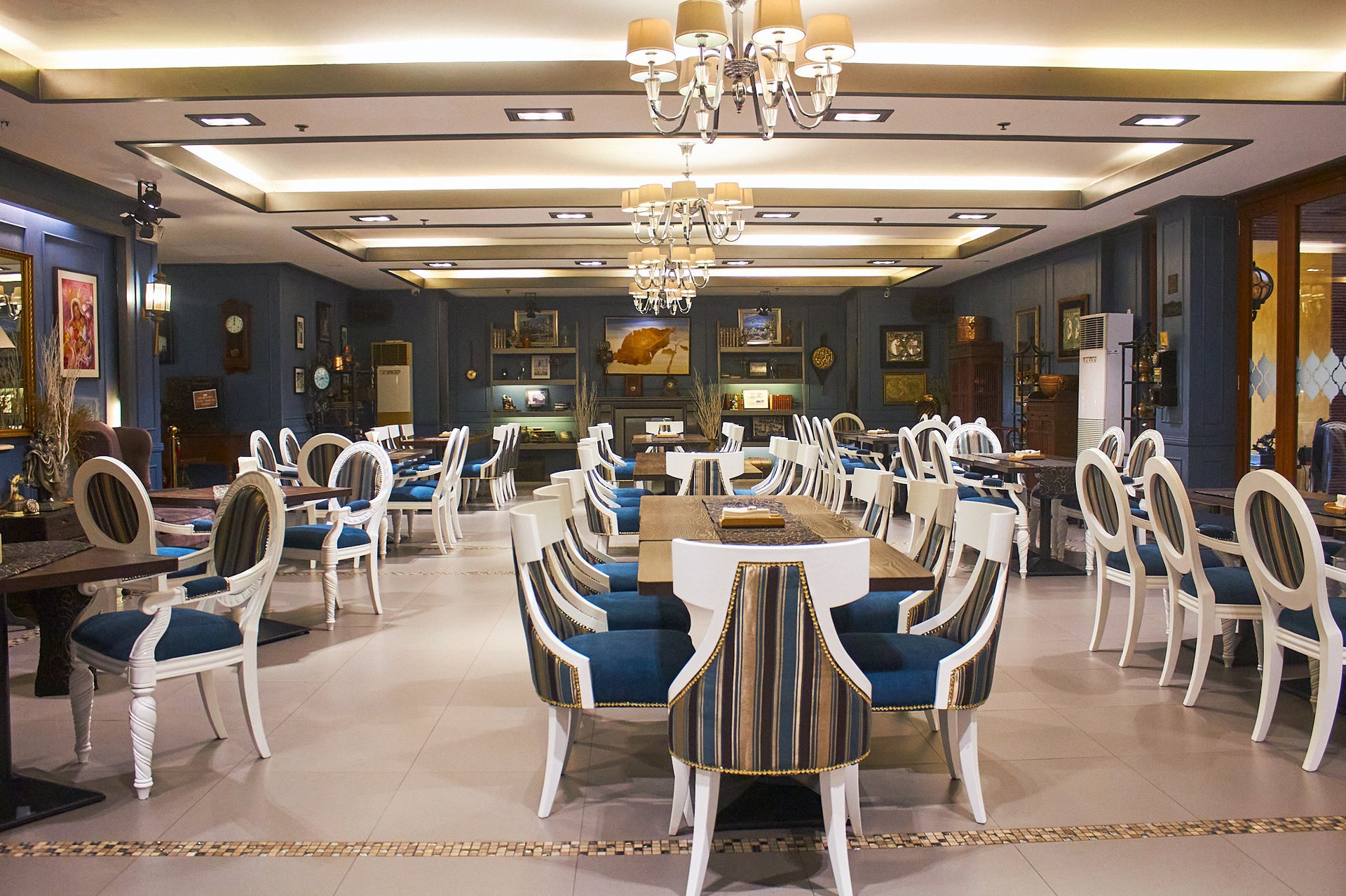 Alfonso's Café interior